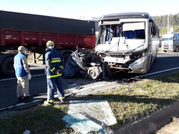 foto de Ônibus colide na traseira de carro e mata duas pessoas no Paraná