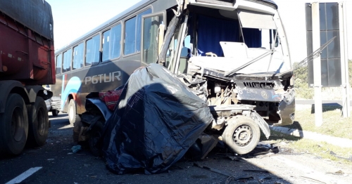 Ônibus colide na traseira de carro e mata duas pessoas no Paraná