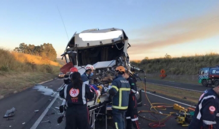 foto de Caminhoneiro sofre grave acidente e fica preso às ferragens na BR-376