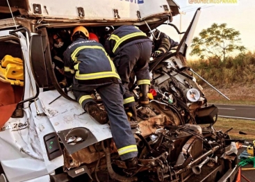 foto de Caminhoneiro sofre grave acidente e fica preso às ferragens na BR-376