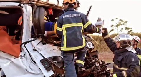 foto de Caminhoneiro sofre grave acidente e fica preso às ferragens na BR-376