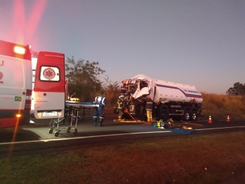 foto de Caminhoneiro sofre grave acidente e fica preso às ferragens na BR-376