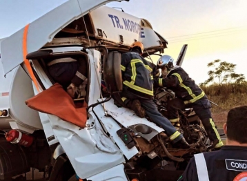 foto de Caminhoneiro sofre grave acidente e fica preso às ferragens na BR-376