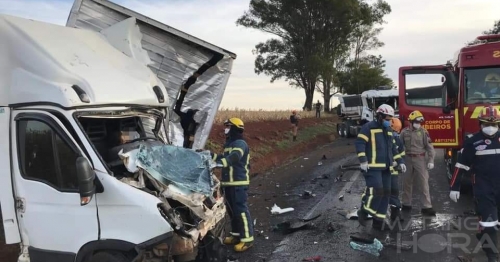 Colisão entre carreta e caminhão deixa uma pessoa morta na PR-323