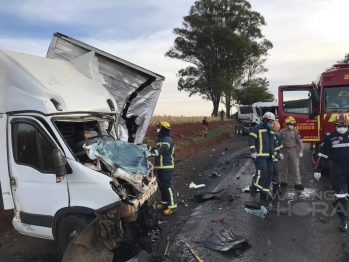 foto de Colisão entre carreta e caminhão deixa uma pessoa morta na PR-323