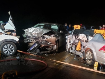 foto de Duas pessoas morrem em acidente envolvendo três veículos em rodovia da região