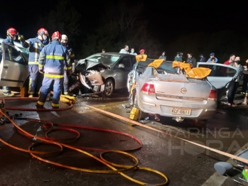 foto de Duas pessoas morrem em acidente envolvendo três veículos em rodovia da região