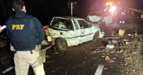 Carro invade contramão, bate de frente em outro veículo na BR-376