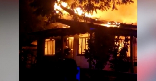 Casa de madeira é destruída pelo fogo na Vila Santo Antônio, em Maringá