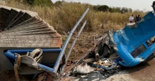 Cabine de caminhão carregado com placas de concreto é arrancada em acidente e condutor fica gravemente ferido na região