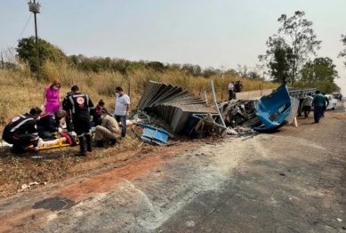 foto de Cabine de caminhão carregado com placas de concreto é arrancada em acidente e condutor fica gravemente ferido na região