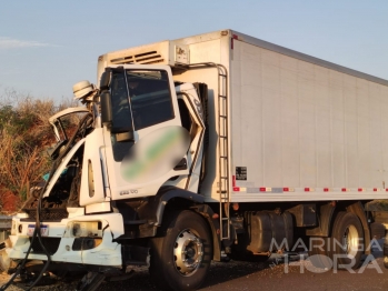 foto de Colisão traseira entre caminhões deixa motorista ferido na PR-323