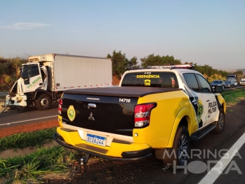 foto de Colisão traseira entre caminhões deixa motorista ferido na PR-323