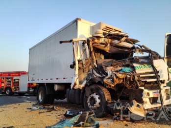 foto de Colisão traseira entre caminhões deixa motorista ferido na PR-323