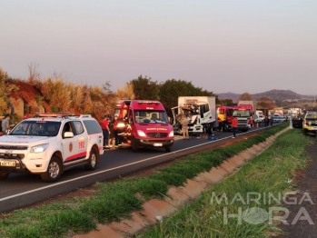 foto de Colisão traseira entre caminhões deixa motorista ferido na PR-323