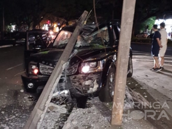 foto de Discovery fica com a frente totalmente destruída após colisão violenta contra poste em Maringá