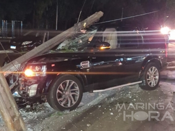 foto de Discovery fica com a frente totalmente destruída após colisão violenta contra poste em Maringá