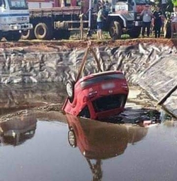 foto de Tragédia - Casal morre após cair com veículo dentro de tanque com resíduos no Paraná