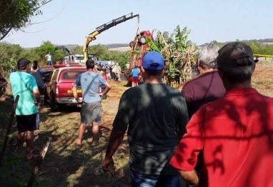 foto de Tragédia - Casal morre após cair com veículo dentro de tanque com resíduos no Paraná