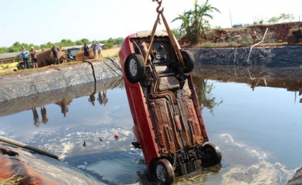 foto de Tragédia - Casal morre após cair com veículo dentro de tanque com resíduos no Paraná