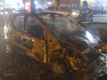 foto de Carro pega fogo e fica totalmente destruído em Maringá; VÍDEO