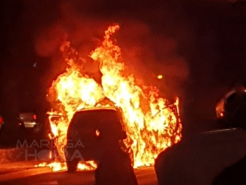 foto de Carro pega fogo e fica totalmente destruído em Maringá; VÍDEO