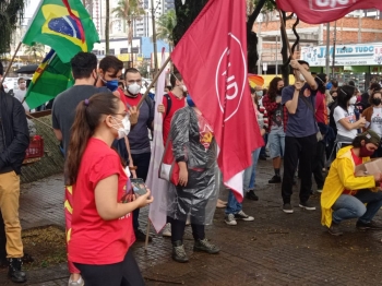 foto de Um dia após a vinda do presidente Bolsonaro manifestação é realizada contra o governo em Maringá