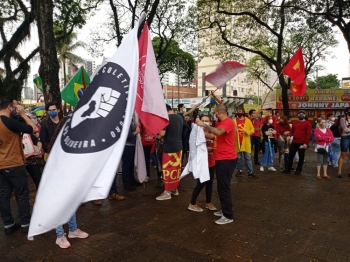 foto de Um dia após a vinda do presidente Bolsonaro manifestação é realizada contra o governo em Maringá