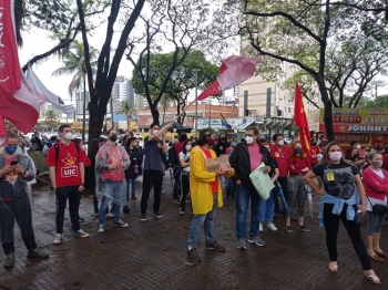 foto de Um dia após a vinda do presidente Bolsonaro manifestação é realizada contra o governo em Maringá