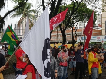 foto de Um dia após a vinda do presidente Bolsonaro manifestação é realizada contra o governo em Maringá