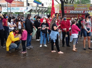 foto de Um dia após a vinda do presidente Bolsonaro manifestação é realizada contra o governo em Maringá