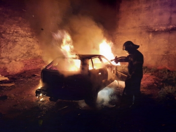 foto de Homem ateia fogo no carro da sua própria irmã em Maringá