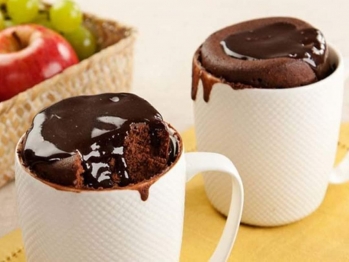 foto de DICA DO DIA - Aprenda a fazer um bolo de caneca de chocolate com calda delicioso