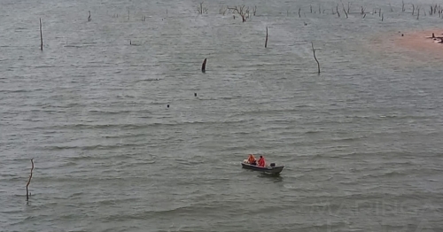 Barco vira com quatro pessoas e deixa desaparecidos no norte do Paraná