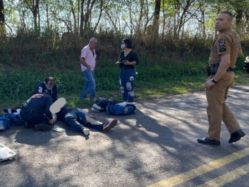 foto de Estudante de medicina é socorrido inconsciente após capotar caminhonete na região de Maringá