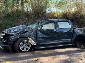 foto de Estudante de medicina é socorrido inconsciente após capotar caminhonete na região de Maringá