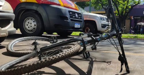 Ciclista é socorrido inconsciente após acidente na Avenida Mandacaru em Maringá