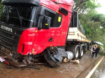 foto de Colisão violenta entre carro e carreta, termina em uma morte e deixa vários feridos na região