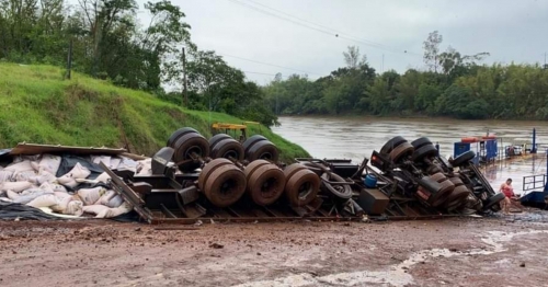 Carreta tomba em balsa e mata caminhoneiro no noroeste do Paraná