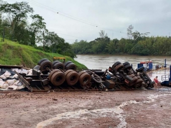 foto de Carreta tomba em balsa e mata caminhoneiro no noroeste do Paraná