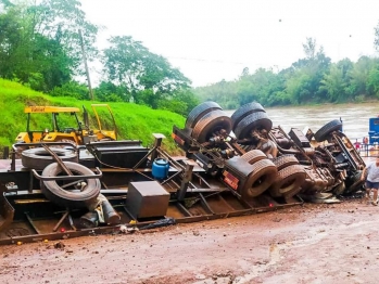 foto de Carreta tomba em balsa e mata caminhoneiro no noroeste do Paraná