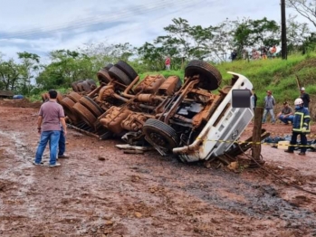 foto de Carreta tomba em balsa e mata caminhoneiro no noroeste do Paraná