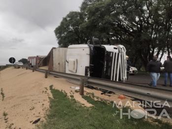 foto de Carreta tomba e motorista se fere na curva do viaduto da PR-323 com PR-317