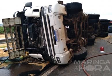 foto de Carreta tomba e motorista se fere na curva do viaduto da PR-323 com PR-317