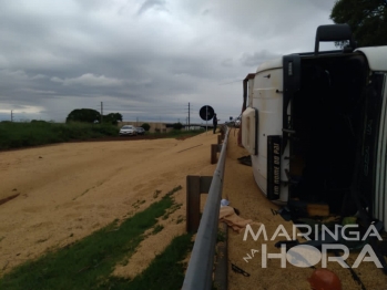 foto de Carreta tomba e motorista se fere na curva do viaduto da PR-323 com PR-317