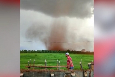 foto de Tornado atingiu a região de Marialva e causou estragos, veja o vídeo