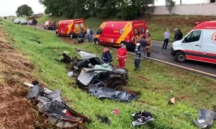 foto de Seis pessoas morrem após batida entre dois carros no Paraná