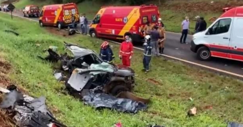 Seis pessoas morrem após batida entre dois carros no Paraná