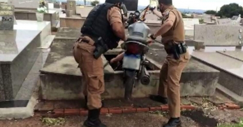 Moto roubada é encontrada dentro de túmulo no Paraná