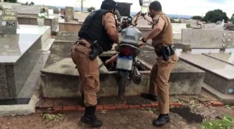 foto de Moto roubada é encontrada dentro de túmulo no Paraná